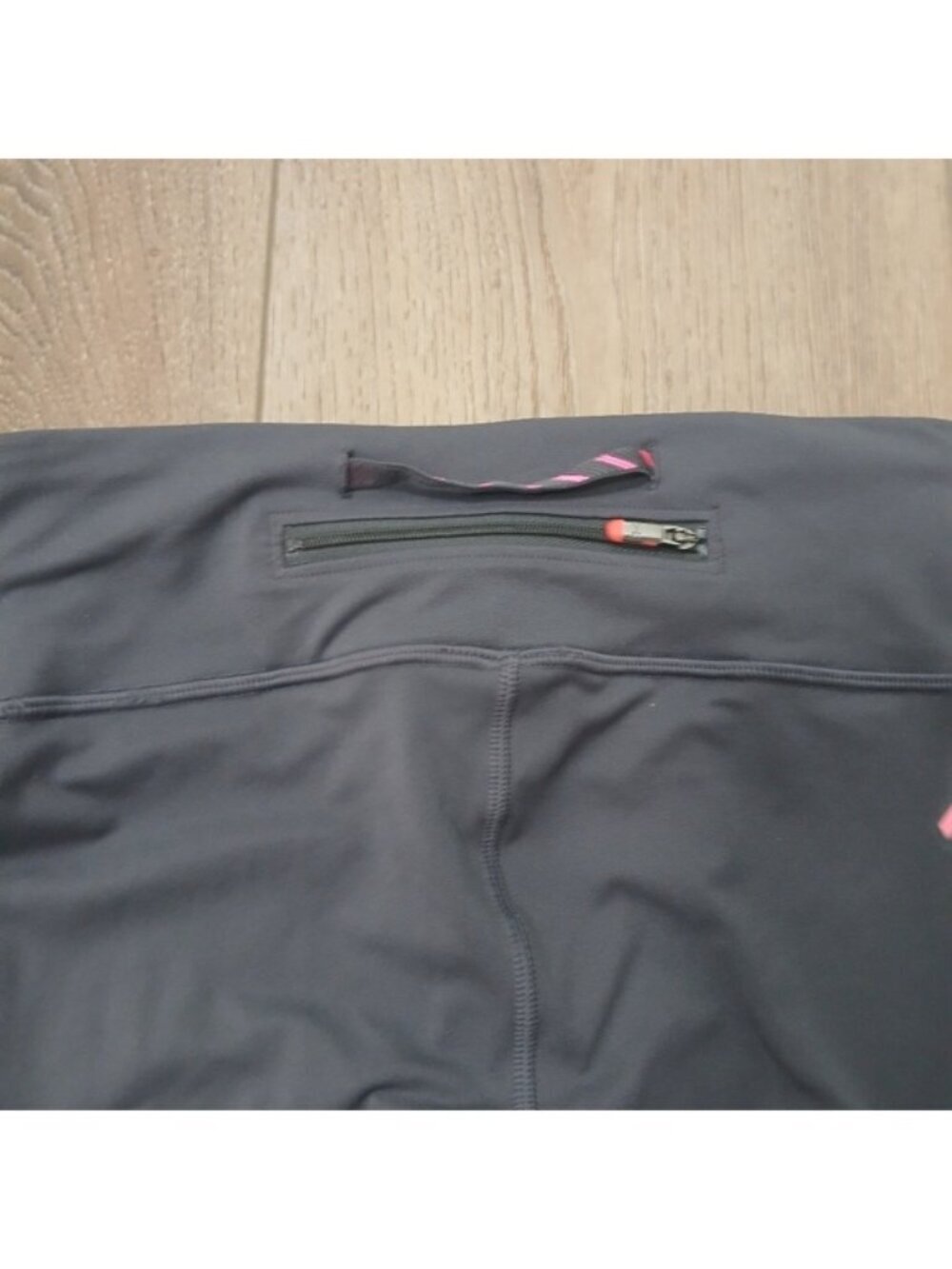 Under Armour HeatGear Compression Capri Leggings XS Pink Ribbon Breast Cancer - Picture 7 of 8